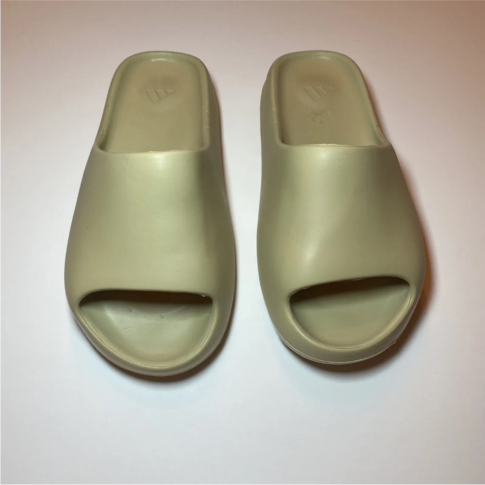 Adidas Yeezy Slides Resin Size 7 M Excellent Condition